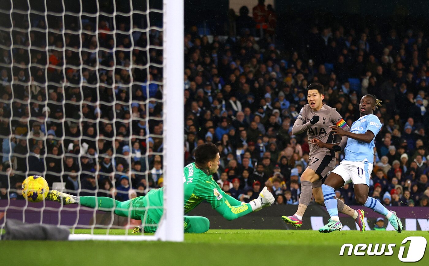 본문 이미지 - 토트넘의 손흥민이 3일(현지시간) 영국 맨체스터의 에티하드 스타디움에서 열린 EPL 맨체스터 시티와 경기서 리그 9호 골을 터트리고 있다. 2023.11.4 ⓒ 로이터=뉴스1 ⓒ News1 우동명 기자