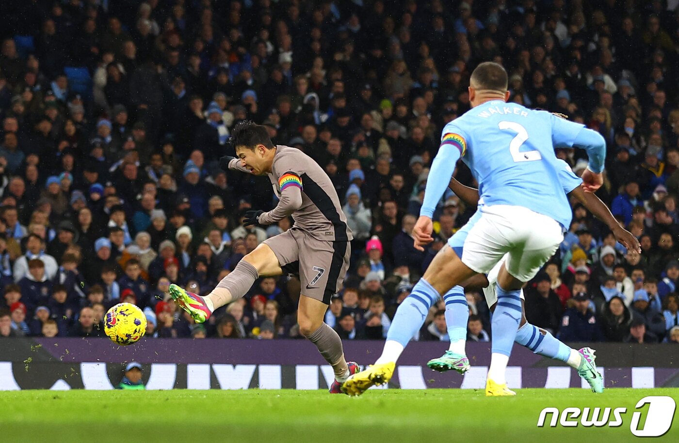 본문 이미지 - 토트넘의 손흥민이 3일(현지시간) 영국 맨체스터의 에티하드 스타디움에서 열린 EPL 맨체스터 시티와 경기서 리그 9호 골을 터트리는 슈팅을 하고 있다. 2023.11.4 ⓒ 로이터=뉴스1 ⓒ News1 우동명 기자