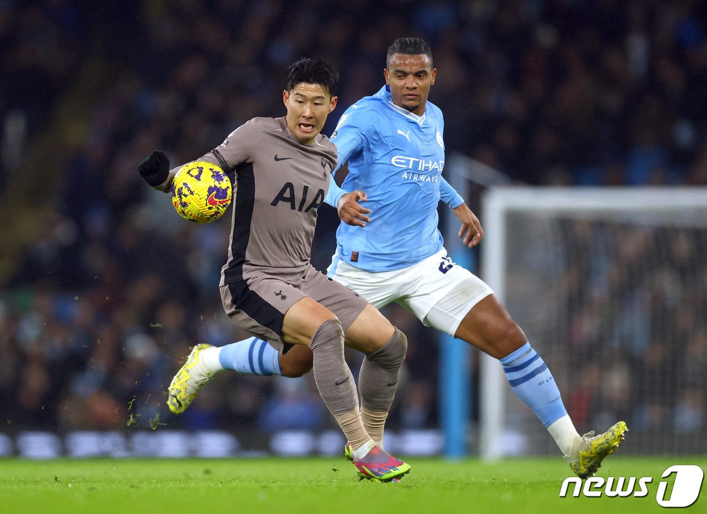 본문 이미지 - 토트넘의 손흥민이 3일(현지시간) 영국 맨체스터의 에티하드 스타디움에서 열린 EPL 맨체스터 시티와 경기 중 상대 선수 마누엘 아칸지와 볼을 다투고 있다. 2023.11.4 ⓒ 로이터=뉴스1 ⓒ News1 우동명 기자