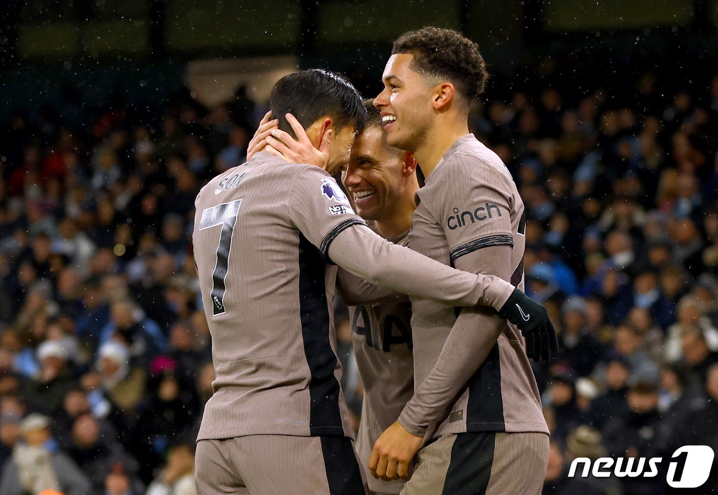 (맨체스터 로이터=뉴스1) 우동명 기자 = 토트넘의 손흥민이 3일(현지시간) 영국 맨체스터의 에티하드 스타디움에서 열린 EPL 맨체스터 시티와 경기 중 지오바니 로셀소의 골을 축하 …