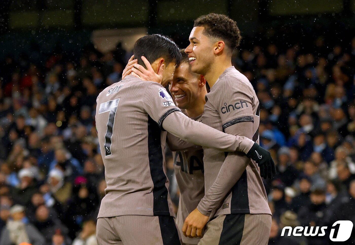 본문 이미지 - 토트넘의 손흥민이 3일(현지시간) 영국 맨체스터의 에티하드 스타디움에서 열린 EPL 맨체스터 시티와 경기 중 지오바니 로셀소의 골을 축하하고 있다. 2023.11.4 ⓒ 로이터=뉴스1 ⓒ News1 우동명 기자