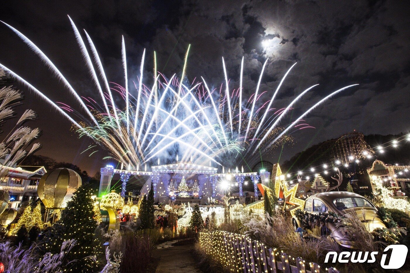 본문 이미지 - 에버랜드 윈터 페어리 가든 멀티미디어 불꽃쇼(에버랜드 제공)