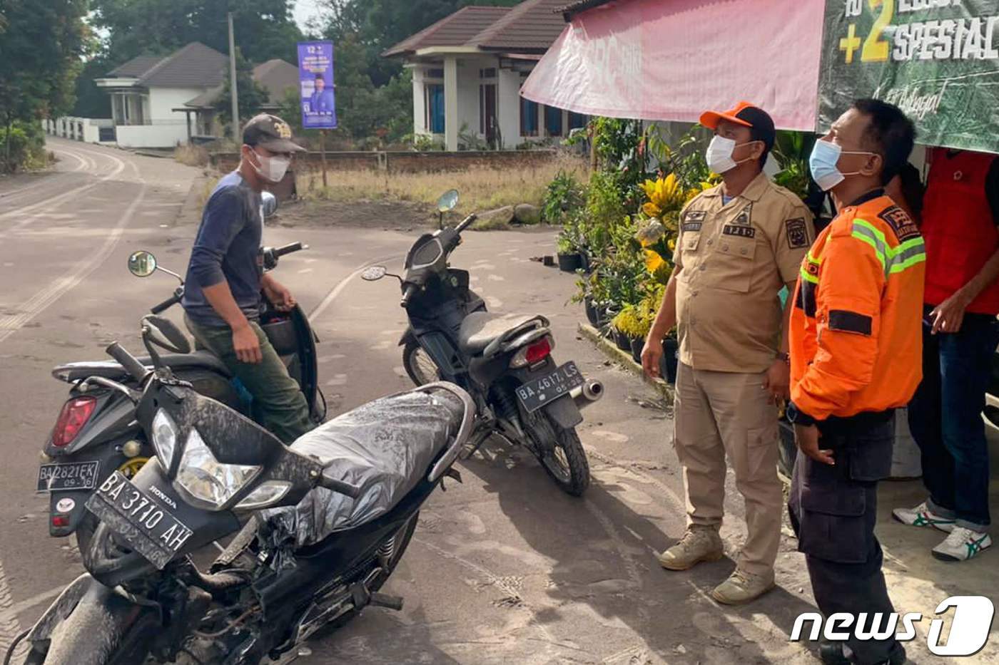 므라피 화산이 폭발하자 국가 재난 대응팀 관계자들이 이를 지켜보고 있다. ⓒ AFP=뉴스1 ⓒ News1 박형기 기자