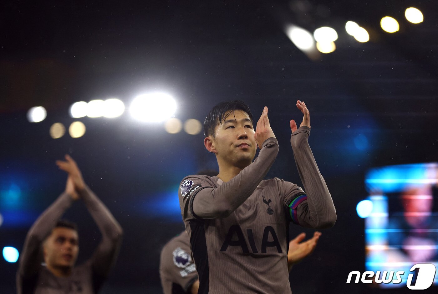 본문 이미지 - 토트넘의 손흥민이 3일(현지시간) 영국 맨체스터의 에티하드 스타디움에서 열린 EPL 맨체스터 시티와 경기와 경기를 무승부로 마친 뒤 팬들에게 박수를 치고 있다. 2023.11.4 ⓒ 로이터=뉴스1 ⓒ News1 우동명 기자
