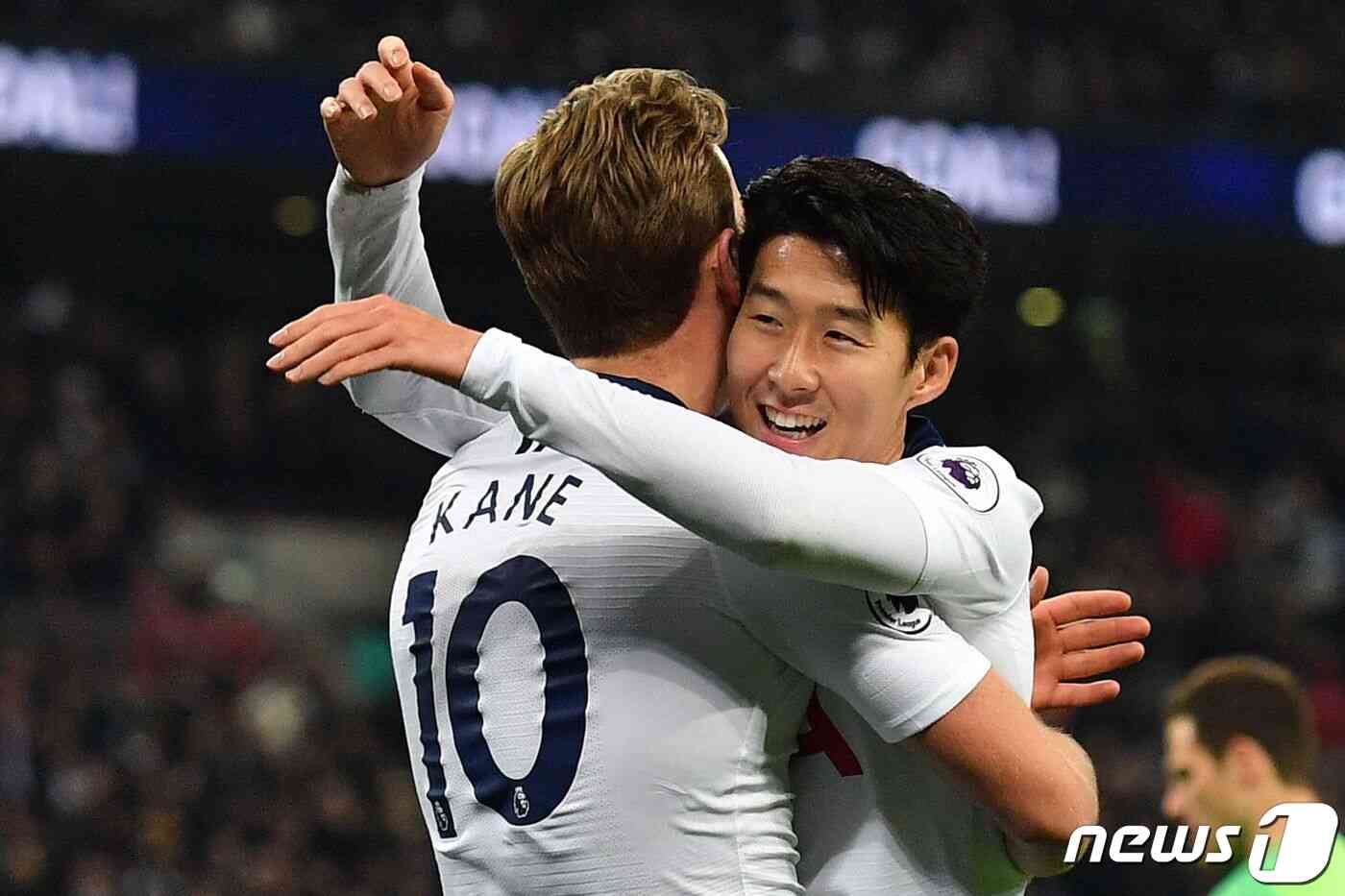 손흥민(오른쪽)과 해리 케인© AFP=뉴스1