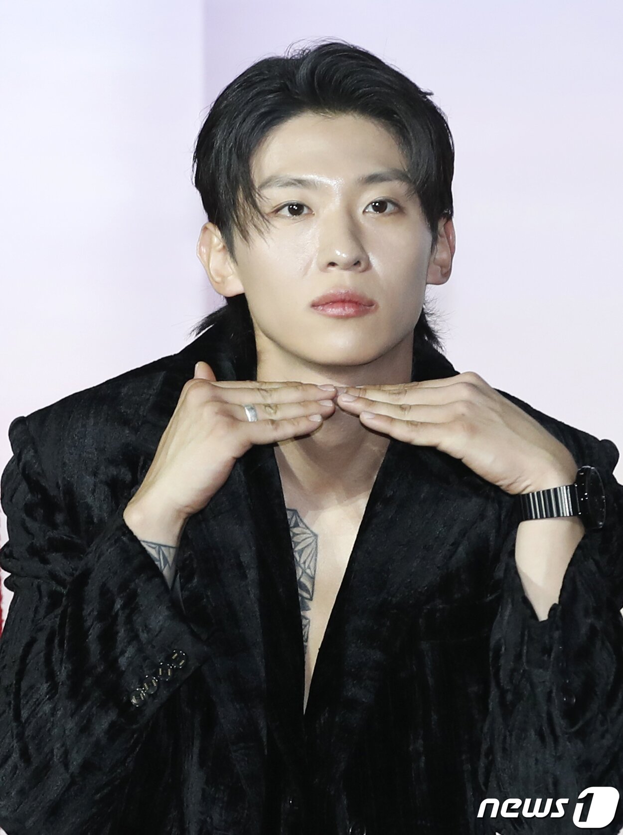 본문 이미지 - 방송인 덱스가 4일 서울 용산구 CGV용산아이파크몰에서 열린 넷플릭스 오리지널 예능 '솔로지옥' 시즌3 제작발표회에서 포즈를 취하고 있다. '솔로지옥' 시즌3는 커플이 되어야만 나갈 수 있는 외딴 섬, 지옥도에서 펼쳐질 솔로들의 솔직하고 화끈한 데이팅 리얼리티 쇼다. 2023.12.4/뉴스1 ⓒ News1 권현진 기자