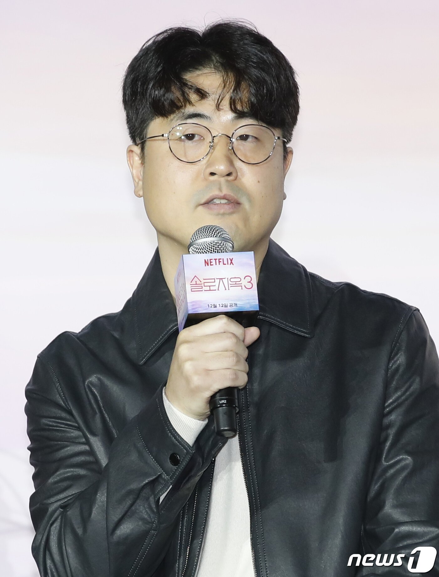 본문 이미지 - 김재원 PD가 4일 서울 용산구 CGV용산아이파크몰에서 열린 넷플릭스 오리지널 예능 '솔로지옥' 시즌3 제작발표회에서 인사말을 하고 있다. '솔로지옥' 시즌3는 커플이 되어야만 나갈 수 있는 외딴 섬, 지옥도에서 펼쳐질 솔로들의 솔직하고 화끈한 데이팅 리얼리티 쇼다. 2023.12.4/뉴스1 ⓒ News1 권현진 기자