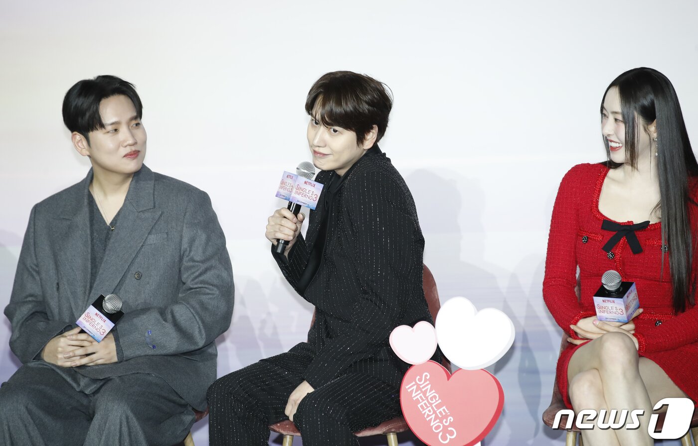 본문 이미지 - 슈퍼주니어 규현(가운데)이 4일 서울 용산구 CGV용산아이파크몰에서 열린 넷플릭스 오리지널 예능 '솔로지옥' 시즌3 제작발표회에서 플러팅 포즈를 취하고 있다. '솔로지옥' 시즌3는 커플이 되어야만 나갈 수 있는 외딴 섬, 지옥도에서 펼쳐질 솔로들의 솔직하고 화끈한 데이팅 리얼리티 쇼다. 2023.12.4/뉴스1 ⓒ News1 권현진 기자