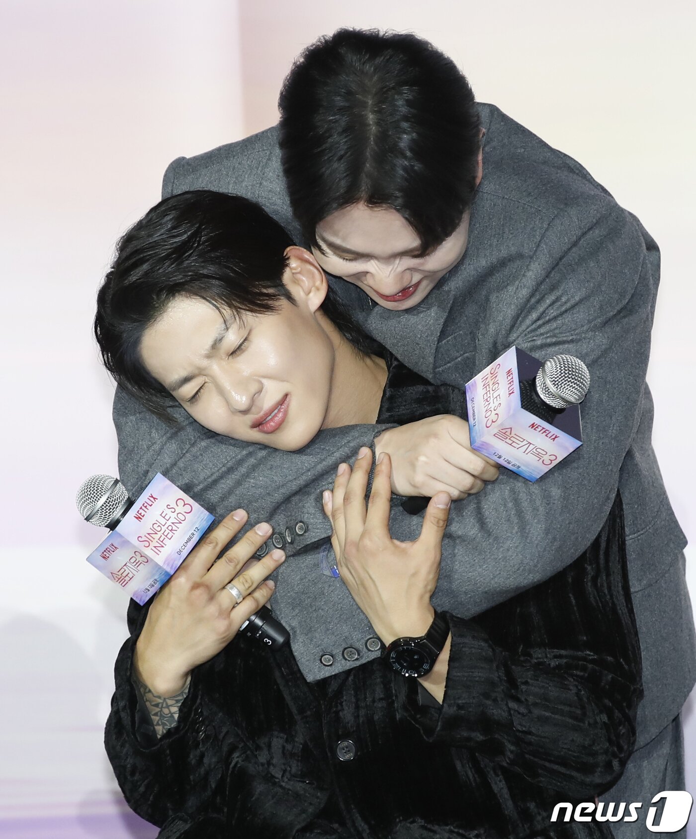 본문 이미지 - 가수 한해(오른쪽)가 4일 서울 용산구 CGV용산아이파크몰에서 열린 넷플릭스 오리지널 예능 '솔로지옥' 시즌3 제작발표회에서 덱스에게 플러팅 포즈를 취하고 있다. '솔로지옥' 시즌3는 커플이 되어야만 나갈 수 있는 외딴 섬, 지옥도에서 펼쳐질 솔로들의 솔직하고 화끈한 데이팅 리얼리티 쇼다. 2023.12.4/뉴스1 ⓒ News1 권현진 기자