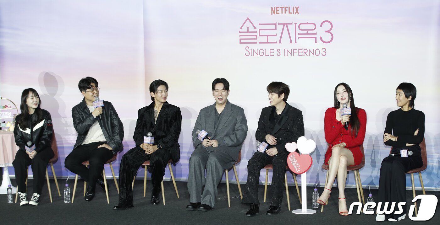 본문 이미지 - 김정현 PD(왼쪽부터)와 김재원 PD와 MC 덱스, 한해, 규현, 이다희, 홍진경이 4일 서울 용산구 CGV용산아이파크몰에서 열린 넷플릭스 오리지널 예능 '솔로지옥' 시즌3 제작발표회에서 미소를 짓고 있다. '솔로지옥' 시즌3는 커플이 되어야만 나갈 수 있는 외딴 섬, 지옥도에서 펼쳐질 솔로들의 솔직하고 화끈한 데이팅 리얼리티 쇼다. 2023.12.4/뉴스1 ⓒ News1 권현진 기자