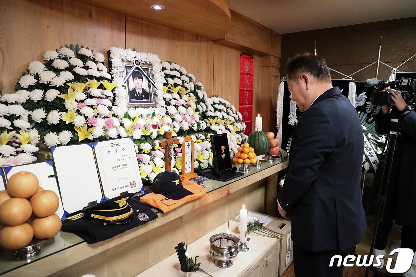 (서울=뉴스1) = 이상민 행정안전부 장관이 4일 오전 제주도의 한 감귤창고에서 발생한 화재를 진압하던 중 순직한 고(故) 임성철 소방장의 장례식장을 찾아 옥조근정훈장을 추서한 후 …