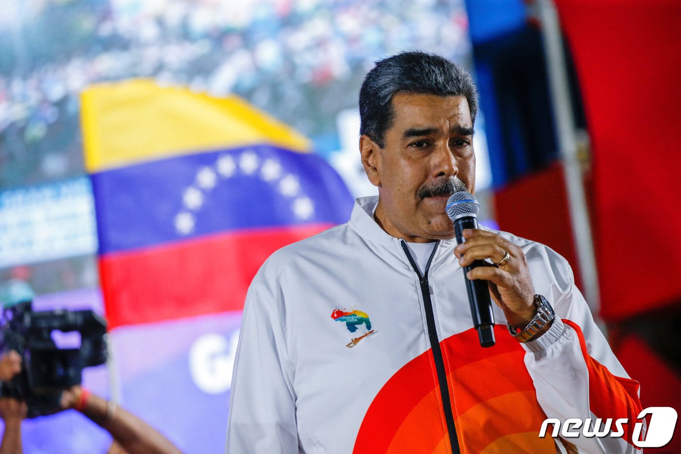 본문 이미지 - 베네수엘라 3일(현지시간) 석유 자원이 풍부한 가이아나의 영토를 편입시키기 위한 국민투표를 실시하는데, 니콜라스 마두로 대통령이 유권자들에게 투표 참여를 독려하고 있다. 2023.12.03. ⓒ 로이터=뉴스1 ⓒ News1 정윤영 기자