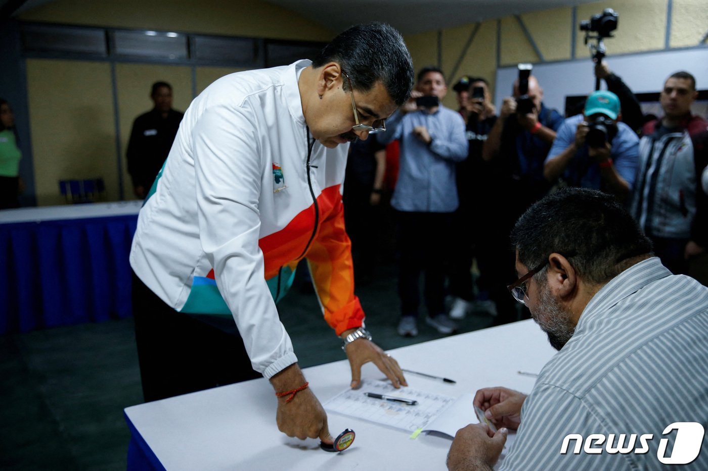 본문 이미지 - 베네수엘라 3일(현지시간) 석유 자원이 풍부한 가이아나의 영토를 편입시키기 위한 국민투표를 실시하는데, 니콜라스 마두로 대통령이 투표에 참여하고 있다. 2023.12.03. ⓒ 로이터=뉴스1 ⓒ News1 정윤영 기자