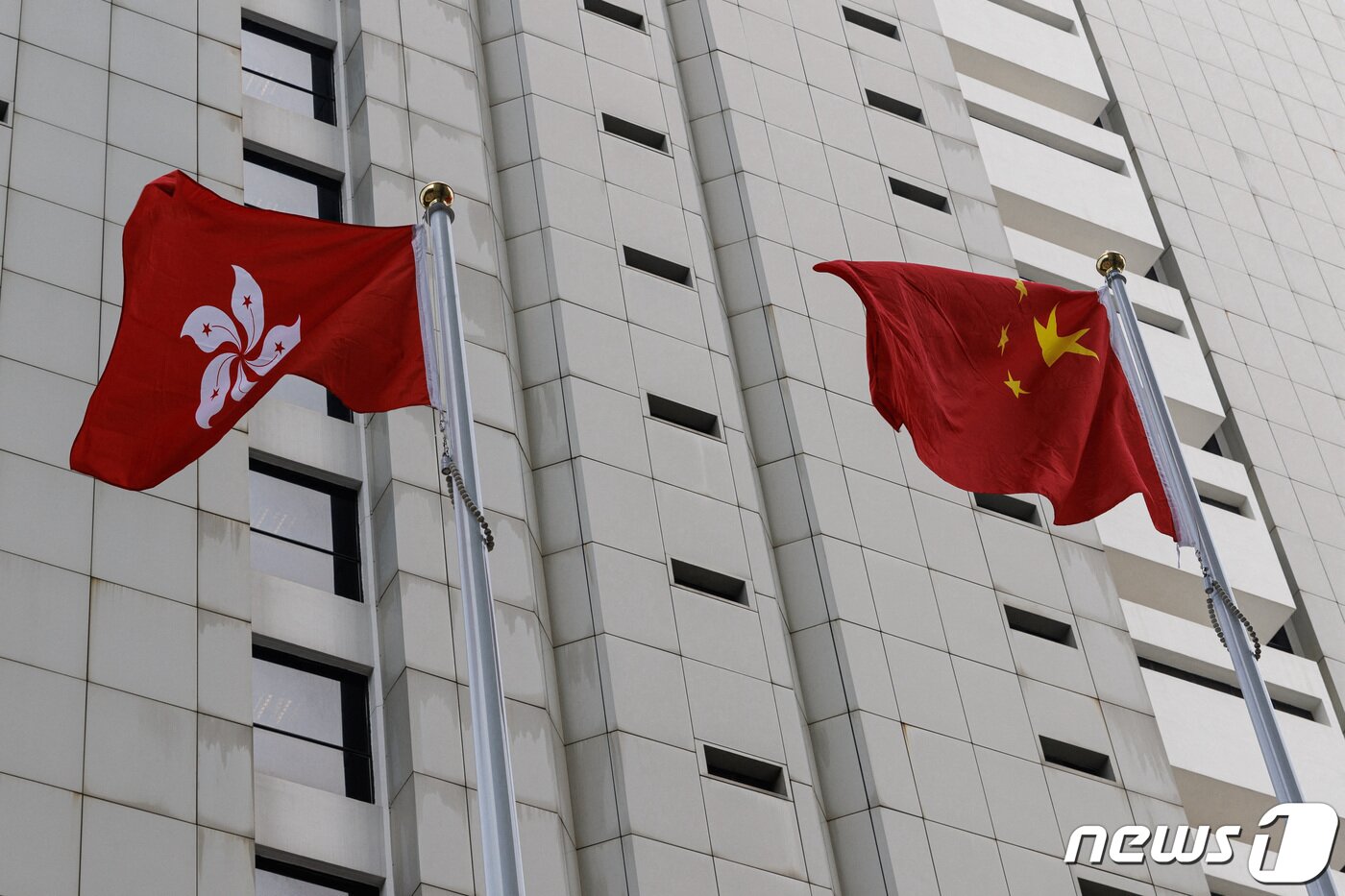 본문 이미지 - 홍콩기와 중국 오성홍기가 고등법원 앞에서 게양된 모습. 2023.12.04. ⓒ 로이터=뉴스1 ⓒ News1 정윤영 기자