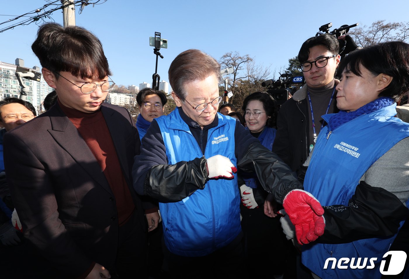 이재명 더불어민주당 대표가 4일 서울 성북구 보국문로 주택가 골목에서 연탄나눔 봉사활동을 하기 전 팔토시 등 장구를 착용하고 있다. &#40;공동취재&#41; 2023.12.4/뉴스1 ⓒ News1 황기선 기자