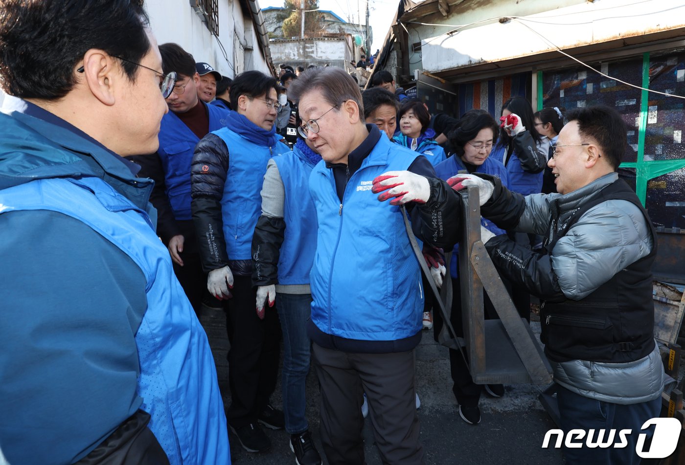 이재명 더불어민주당 대표가 4일 서울 성북구 보국문로 주택가 골목에서 연탄나눔 봉사활동을 하고 있다. &#40;공동취재&#41; 2023.12.4/뉴스1 ⓒ News1 황기선 기자