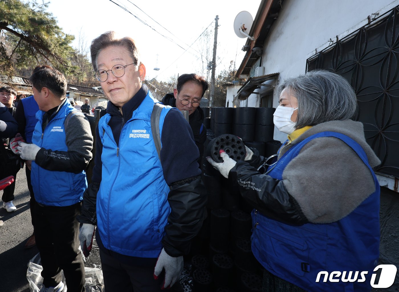 이재명 더불어민주당 대표가 4일 서울 성북구 보국문로 주택가 골목에서 연탄나눔 봉사활동을 하고 있다. &#40;공동취재&#41; 2023.12.4/뉴스1 ⓒ News1 황기선 기자