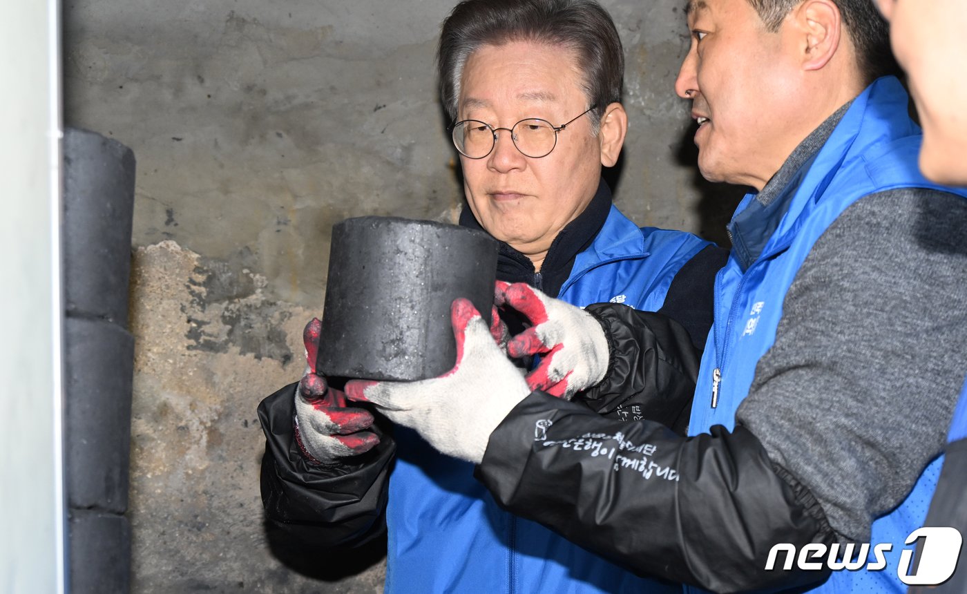 이재명 더불어민주당 대표가 4일 서울 성북구 보국문로 주택가 골목에서 연탄나눔 봉사활동을 하고 있다. &#40;공동취재&#41; 2023.12.4/뉴스1 ⓒ News1 황기선 기자