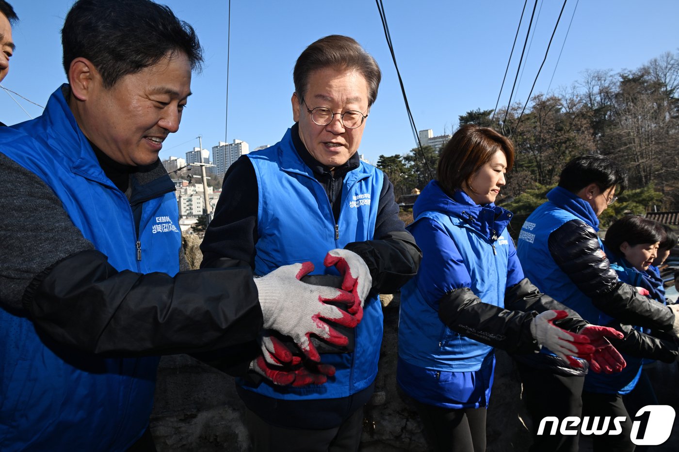 이재명 더불어민주당 대표가 4일 서울 성북구 보국문로 주택가 골목에서 연탄나눔 봉사활동을 하고 있다. &#40;공동취재&#41; 2023.12.4/뉴스1 ⓒ News1 황기선 기자