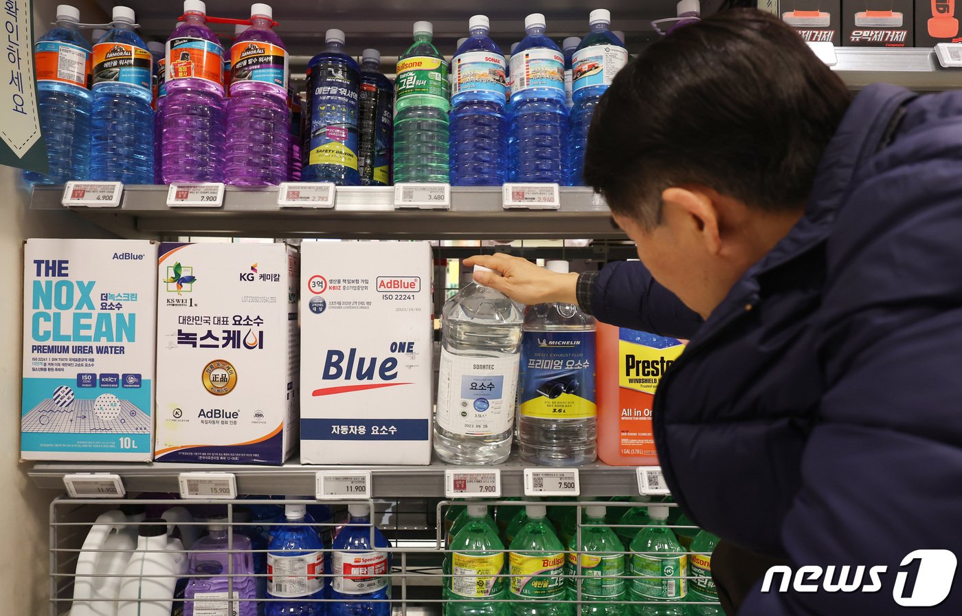 본문 이미지 - 중국 통관이 한국에 대한 차량용 요소 수출을 지연시키면서 수급 불안이 커지고 있는 가운데 4일 오전 서울 시내의 한 마트에서 시민이 차량용 요소수를 고르고 있다. 2023.12.4/뉴스1 ⓒ News1 김민지 기자