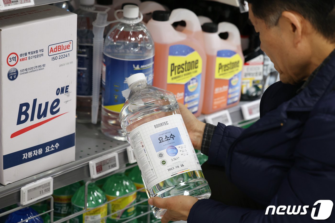 본문 이미지 - 중국 통관이 한국에 대한 차량용 요소 수출을 지연시키면서 수급 불안이 커지고 있는 가운데 4일 오전 서울 시내의 한 마트에서 시민이 차량용 요소수를 고르고 있다.  2023.12.4/뉴스1 ⓒ News1 김민지 기자