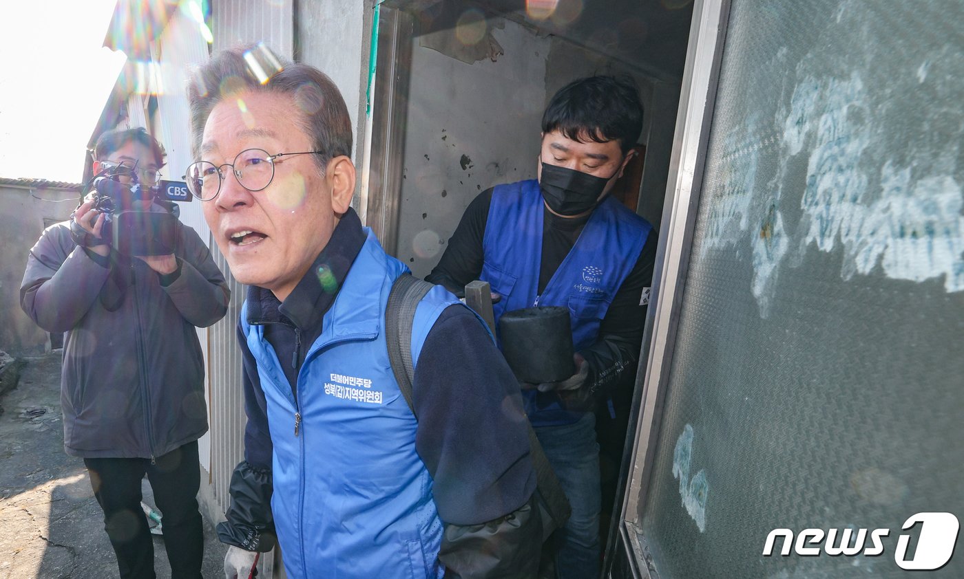 이재명 더불어민주당 대표가 4일 서울 성북구 보국문로 주택가 골목에서 연탄나눔 봉사활동을 하고 있다. &#40;공동취재&#41; 2023.12.4/뉴스1 ⓒ News1 황기선 기자