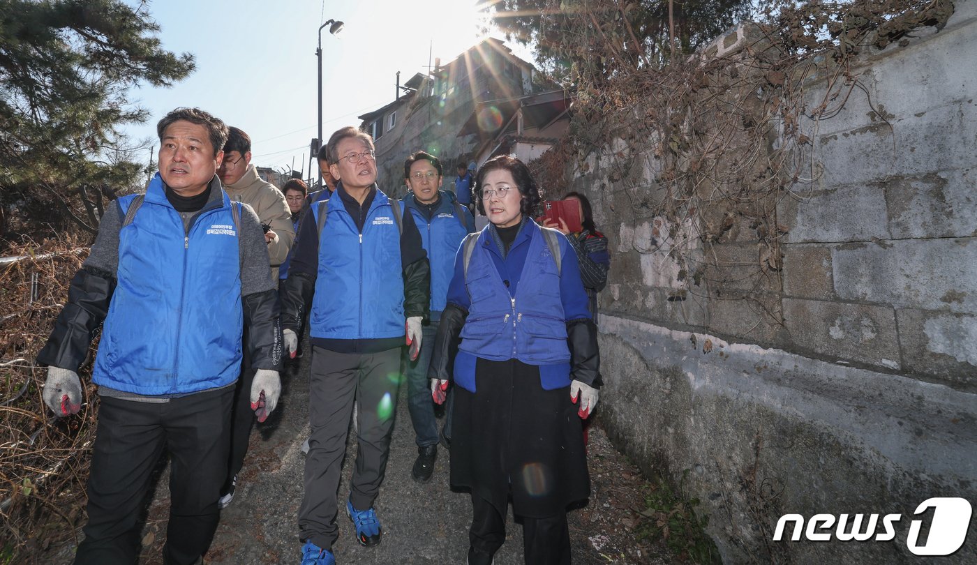 이재명 더불어민주당 대표가 4일 서울 성북구 보국문로 주택가 골목에서 연탄나눔 봉사활동 후 골목을 둘러보고 있다. &#40;공동취재&#41; 2023.12.4/뉴스1 ⓒ News1 황기선 기자