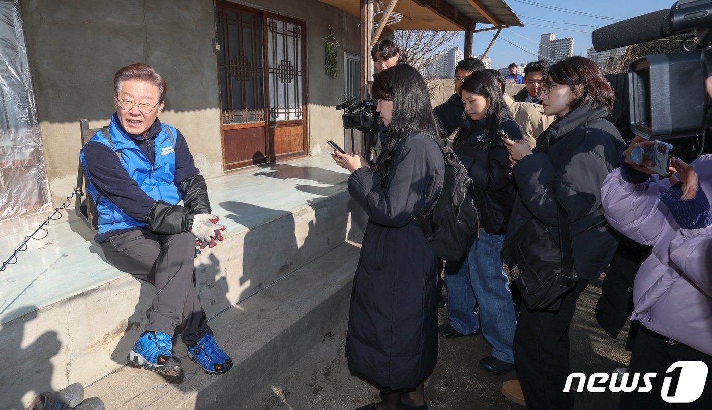 본문 이미지 - 이재명 더불어민주당 대표가 4일 서울 성북구 보국문로 주택가에서 연탄나눔 봉사활동을 마치고 휴식을 취하고 있다. &#40;공동취재&#41; 2023.12.4/뉴스1 ⓒ News1 황기선 기자