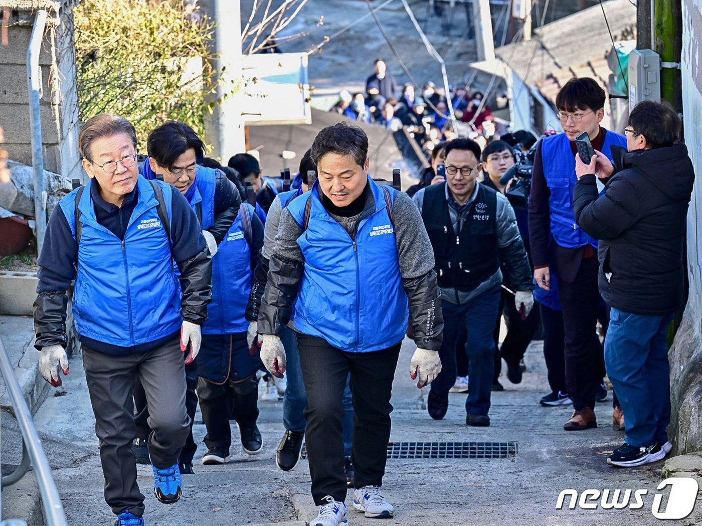 이재명 더불어민주당 대표가 4일 서울 성북구 보국문로 주택가 골목에서 연탄나눔 봉사활동을 하고 있다. &#40;공동취재&#41; 2023.12.4/뉴스1 ⓒ News1 황기선 기자