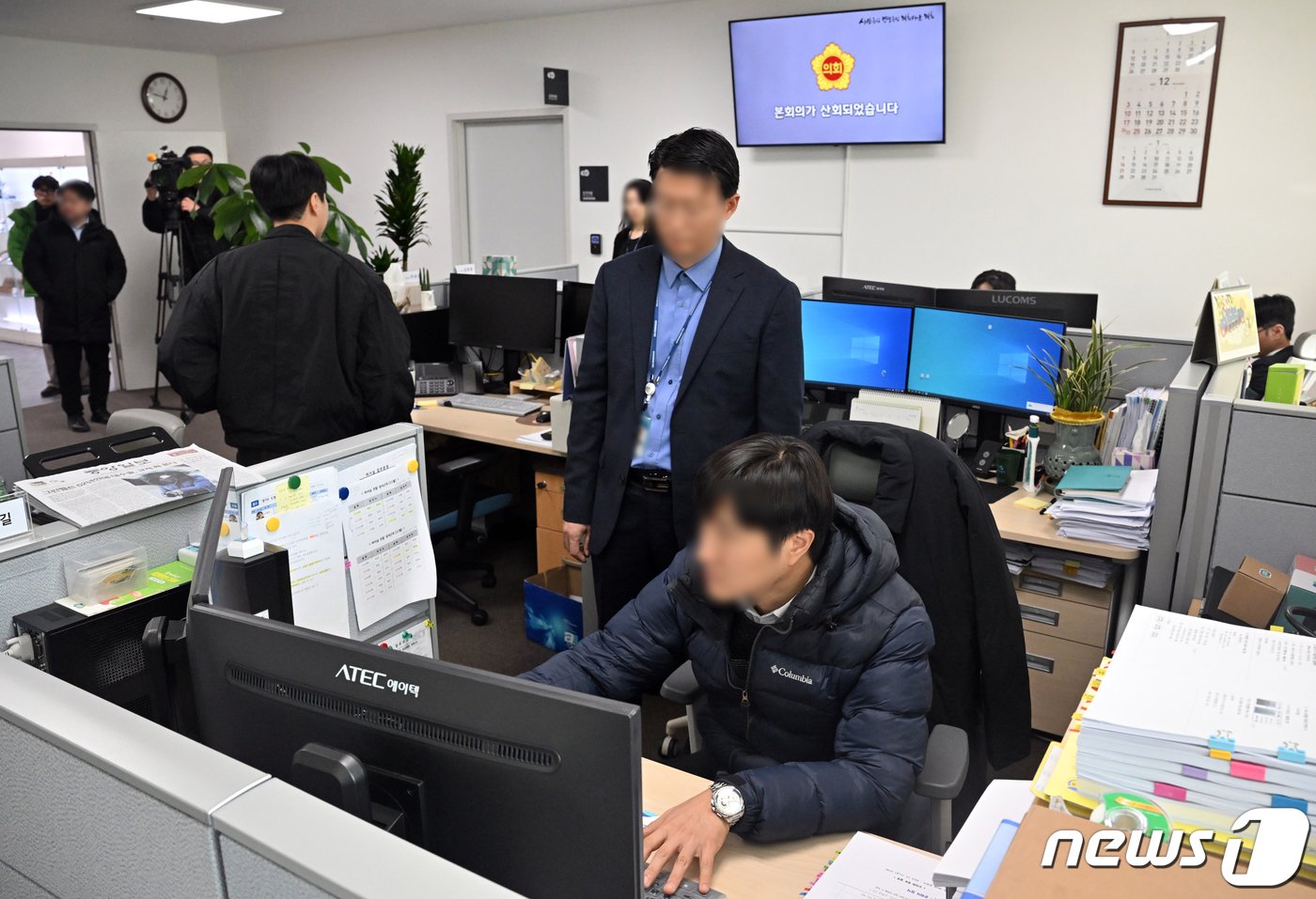 본문 이미지 - 이재명 더불어민주당 대표가 경기도지사 시절, 경기도청 법인카드를 유용했다는 의혹과 관련해 검찰이 경기도청을 압수수색 중이다. 4일 법조계에 따르면 수원지검 공공수사부는 경기도청에 검사와 수사관 등을 파견해 관련 자료를 확보하고 있다. 사진은 이날 경기도 수원시 영통구 경기도청에서 검찰 수사관들이 비서실에 대한 압수수색을 하고 있는 모습. &#40;공동취재&#41; 2023.12.4/뉴스1 ⓒ News1 이재명 기자