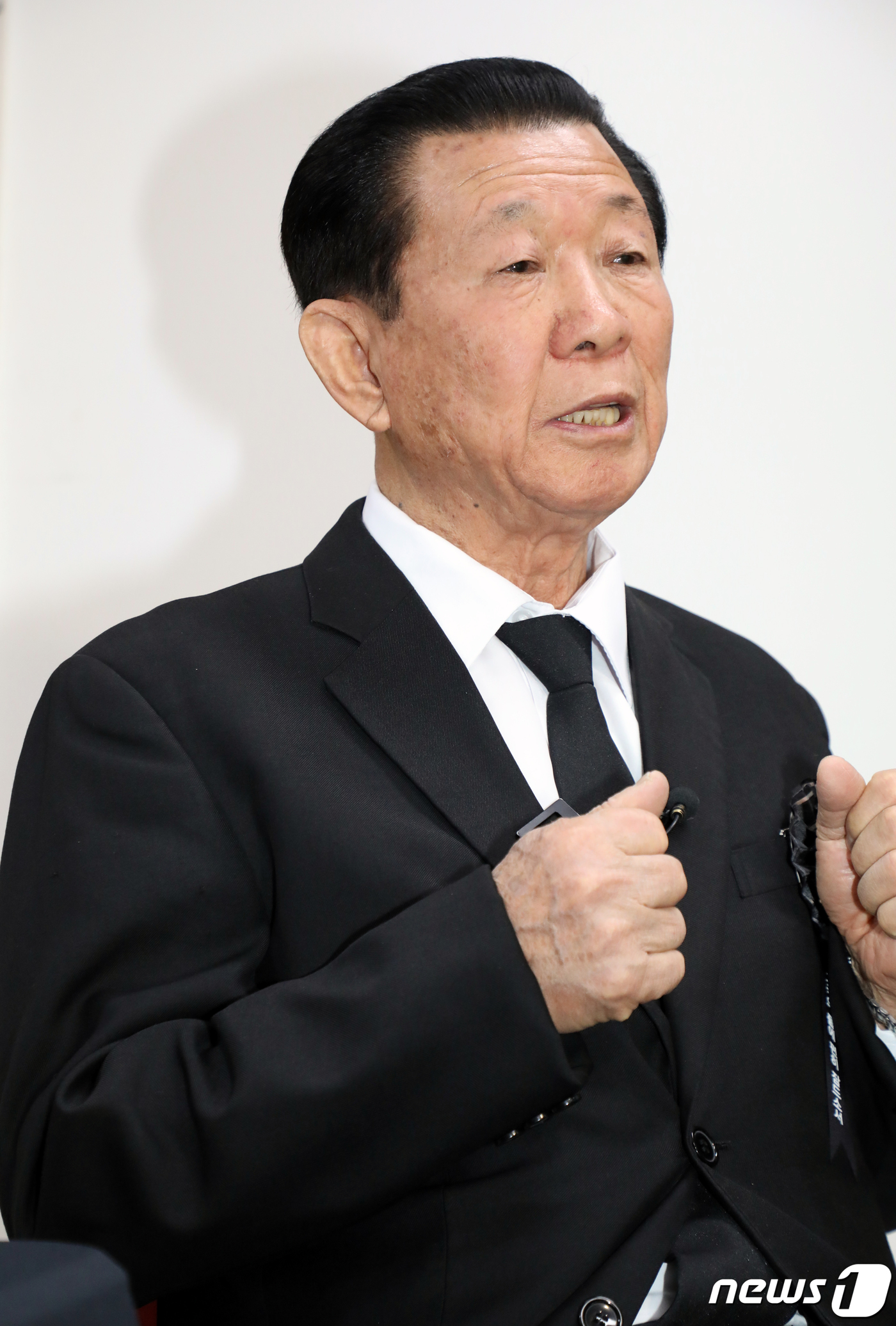 (광주=뉴스1) 이수민 기자 = 타라와 강제동원 희생자인 고(故) 최병연씨의 차남인 최금수씨가 4일 전남 영광예술의전당에서 열린 유해봉환식에 앞서 취재진과 인터뷰하고 있다. 202 …