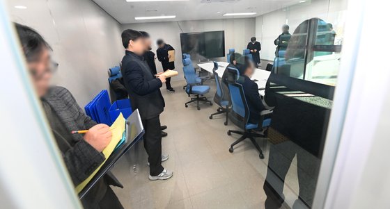본문 이미지 - 이재명 더불어민주당 대표가 경기도지사 시절, 경기도청 법인카드를 유용했다는 의혹과 관련해 검찰이 경기도청을 압수수색 중이다. 4일 법조계에 따르면 수원지검 공공수사부는 경기도청에 검사와 수사관 등을 파견해 관련 자료를 확보하고 있다. 사진은 이날 경기도 수원시 영통구 경기도청 회의실에서 압수수색을 앞둔 검찰 수사관들이 논의하고 있는 모습. (공동취재) 2023.12.4/뉴스1 ⓒ News1 이재명 기자