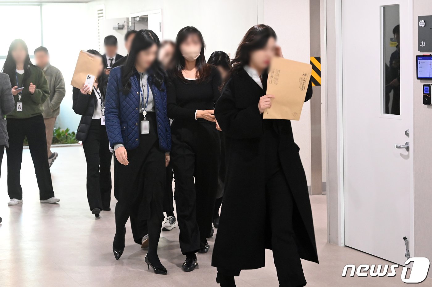 본문 이미지 - 이재명 더불어민주당 대표가 경기도지사 시절, 경기도청 법인카드를 유용했다는 의혹과 관련해 검찰이 경기도청을 압수수색 중이다. 4일 법조계에 따르면 수원지검 공공수사부는 경기도청에 검사와 수사관 등을 파견해 관련 자료를 확보하고 있다. 사진은 이날 경기도 수원시 영통구 경기도청에서 검찰 수사관들이 압수수색 장소로 이동하고 있는 모습. &#40;공동취재&#41; 2023.12.4/뉴스1 ⓒ News1 이재명 기자