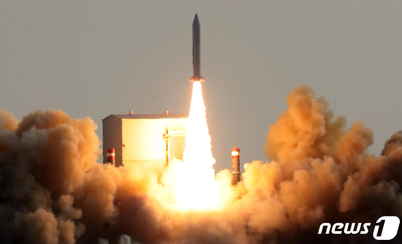 본문 이미지 - 작년 12월 4일 오후 제주 서귀포시 남방 해상에서 우리 군이 한국형 고체연료 우주발사체 3차 시험발사를 실시하고 있다. 국2023.12.4/뉴스1 ⓒ News1 오현지 기자
