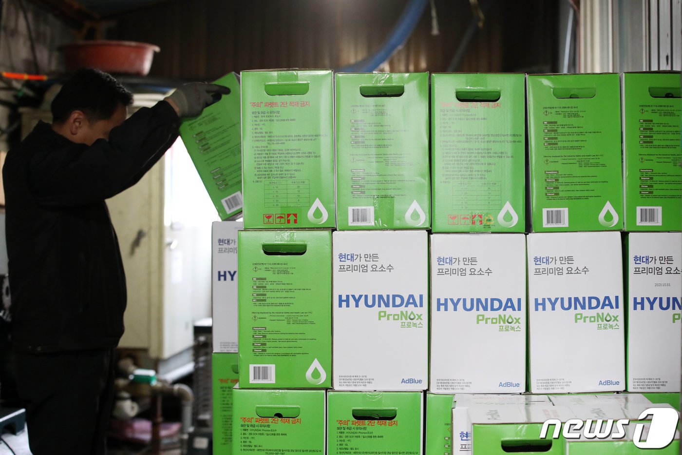 본문 이미지 - 중국 세관이 한국으로 수출하는 요소의 통관을 보류한 것으로 알려진 4일 오후 서울의 한 주유소 창고에서 관계자가 요소수 재고를 정리하고 있다. 2023.12.4/뉴스1 ⓒ News1 이승배 기자