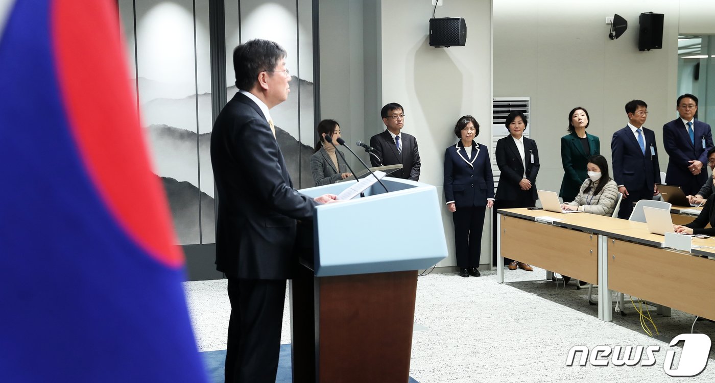 최상목 경제부총리 겸 기획재정부 장관 후보자를 비롯한 6개 부처 장관 후보자들이 4일 용산 대통령실 청사 브리핑룸에서 열린 김대기 비서실장의 인선 발표 브리핑을 경청하고 있다. 왼쪽 두번째부터 최상목 기획재정부 장관 후보자, 강정애 국가보훈부 장관 후보자, 송미령 농림축산식품부 장관 후보자, 오영주, 중소벤처기업부 장관 후보자, 박상우 국토교통부 장관 후보자, 강도형 해양수산부 장관 후보자. 2023.12.4/뉴스12023.12.4/뉴스1 ⓒ News1 오대일 기자