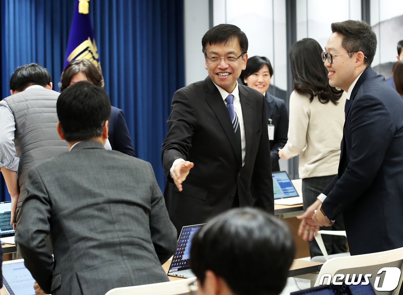 최상목 경제부총리 겸 기획재정부 장관 후보자가 4일 용산 대통령실 청사 브리핑룸에서 임명 소감을 밝힌 후 출입기자들과 인사를 나누고 있다. 2023.12.4/뉴스1 ⓒ News1 오대일 기자