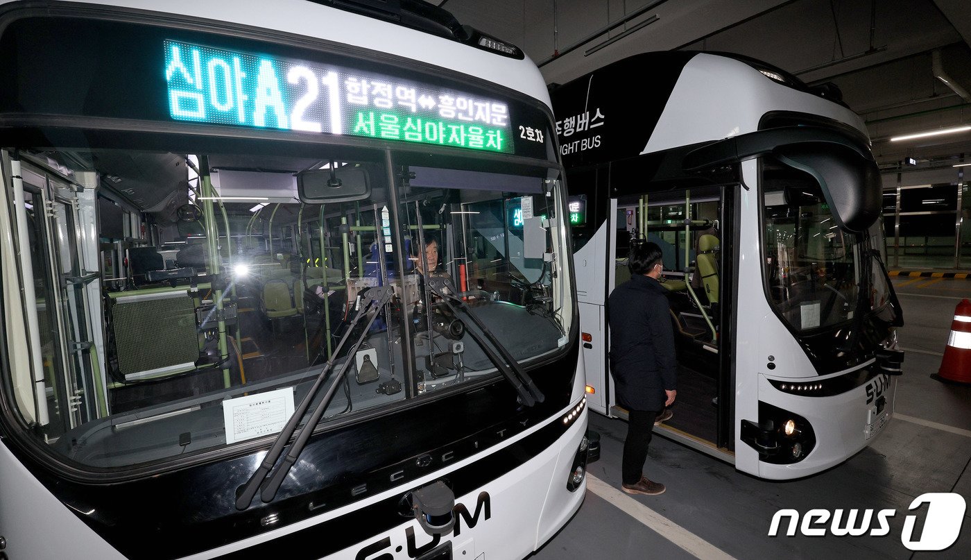 4일 오후 서울 중구 남산예장환승주차장에서 관계자들이 첫 운행을 앞둔 심야자율버스를 점검하고 있다.  2023.12.4/뉴스1 ⓒ News1 장수영 기자