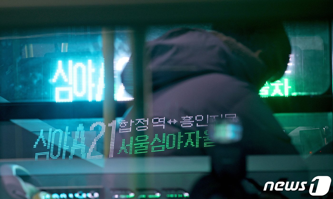 본문 이미지 - 4일 오후 서울 중구 남산예장환승주차장에서 관계자들이 첫 운행을 앞둔 심야자율버스를 점검하고 있다. 2023.12.4/뉴스1 ⓒ News1 장수영 기자