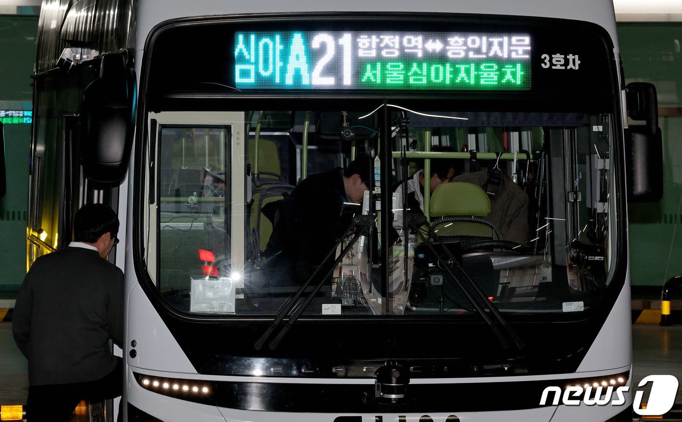 본문 이미지 - 4일 오후 서울 중구 남산예장환승주차장에서 관계자들이 첫 운행을 앞둔 심야자율주행버스를 점검하고 있다. 2023.12.4/뉴스1 ⓒ News1 장수영 기자