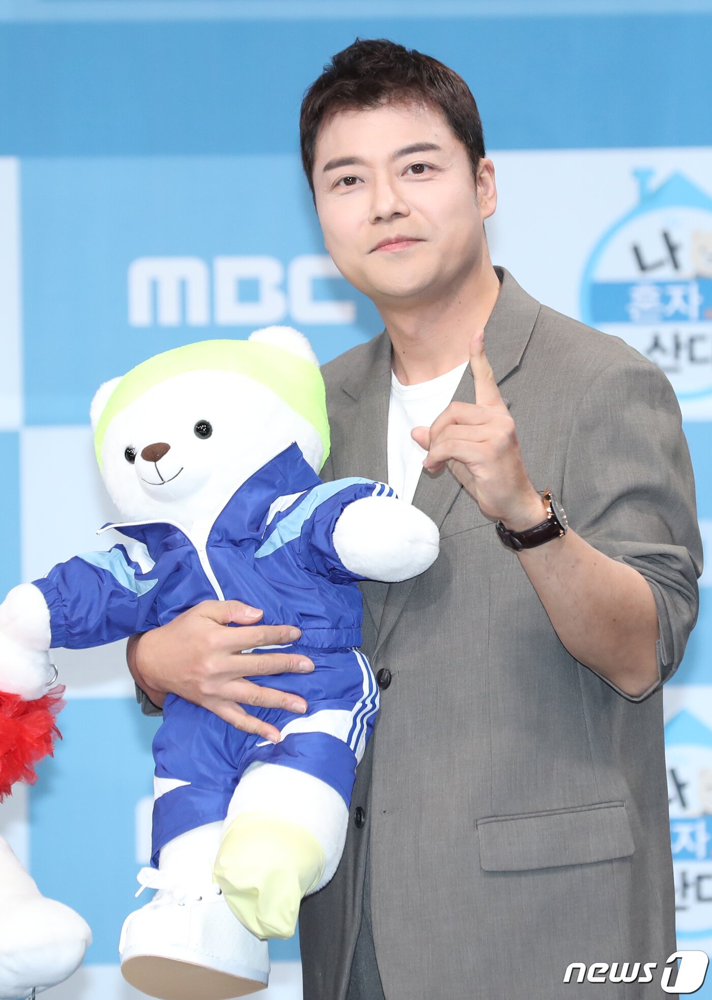 Jeon Hyun-moo Sparks Dating and Marriage Rumors with Ring on 'I Live