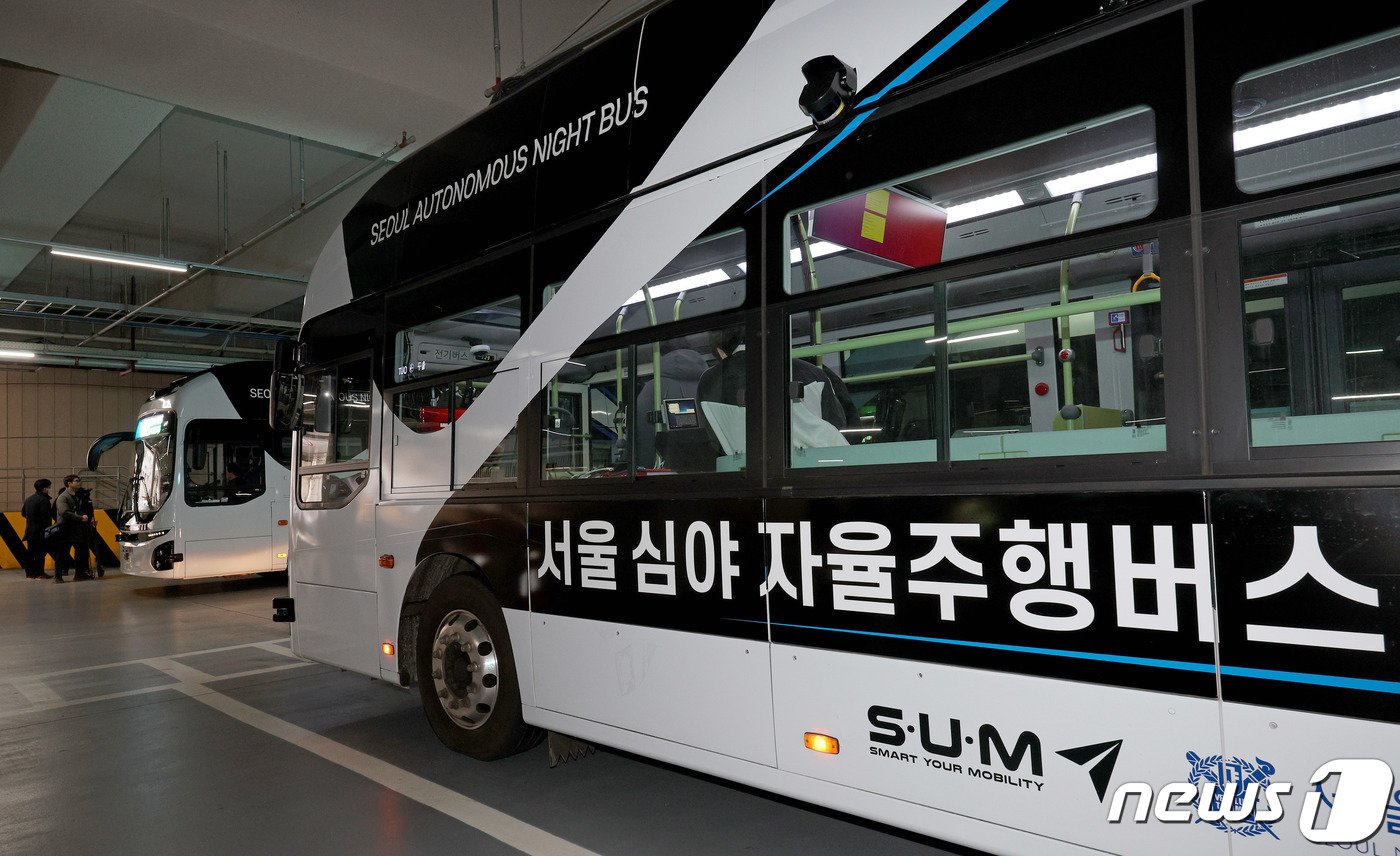 4일 오후 서울 중구 남산예장환승주차장에서 관계자들이 첫 운행을 앞둔 심야자율주향버스를 점검하고 있다. 2023.12.4/뉴스1 ⓒ News1 장수영 기자