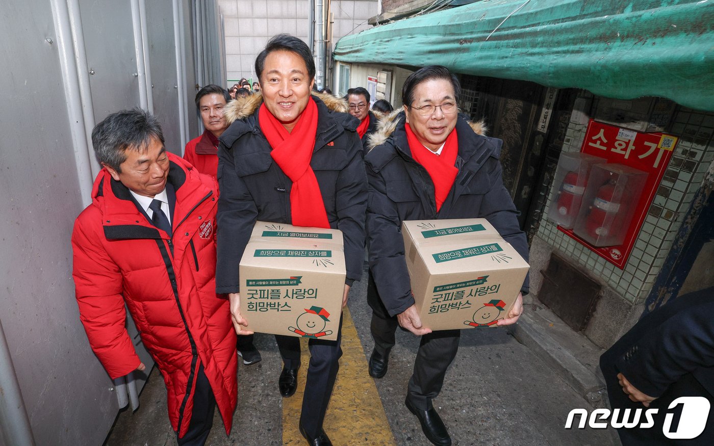 오세훈 서울시장&#40;왼쪽 두 번째부터&#41;과 이영훈 굿피플 이사장이 4일 오후 서울 중구 남대문 쪽방촌에서 열린 &#39;2023 찾아가는 성탄절 사랑의 희망박스 전달식&#39;에 참여해 희망박스를 들고 홀몸 어르신 댁으로 향하고 있다.&#40;공동취재&#41; 2023.12.4/뉴스1 ⓒ News1 민경석 기자