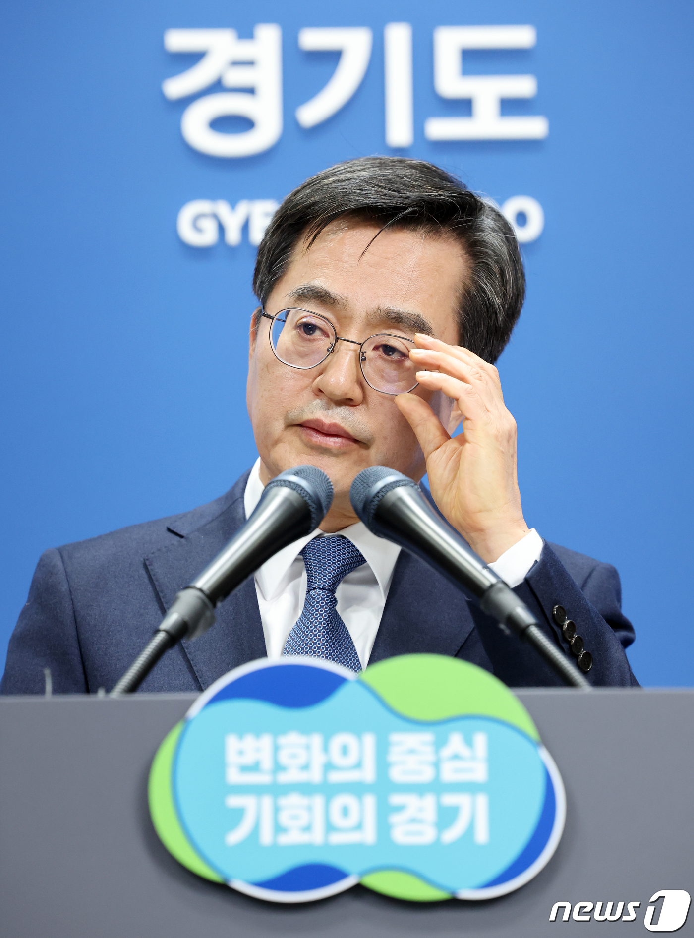 (수원=뉴스1) 이재명 기자 = 김동연 경기도지사가 4일 오후 경기도 수원시 영통구 경기도청 브리핑룸에서 '경기도청 압수수색' 관련 입장을 말하고 있다.수원지검 공공수사부는 이재명 …