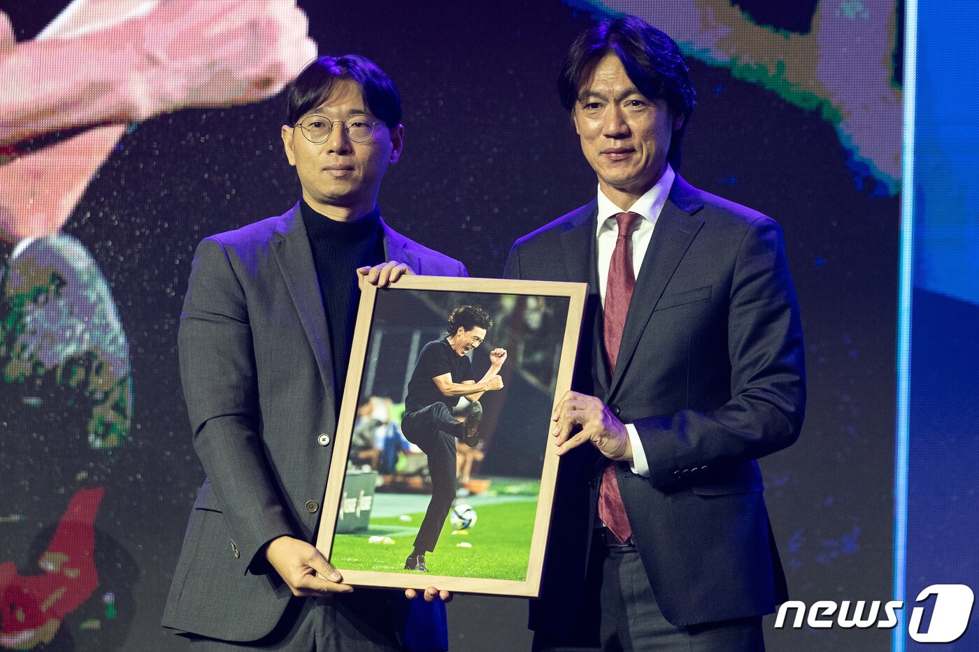 본문 이미지 - 홍명보 울산현대 감독 이 4일 서울 송파구 롯데호텔월드에서 열린 '2023 하나원큐 K리그 대상 시상식'에서 베스트포토상을 수상한 후 지형준 한국스포츠사진기자협회장과 기념 촬영을 하고 있다. 2023.12.4/뉴스1 ⓒ News1 유승관 기자