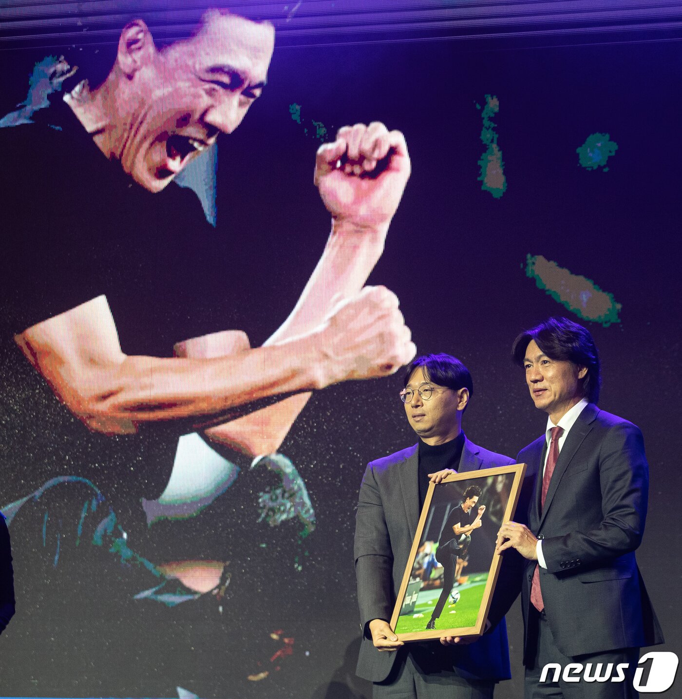 본문 이미지 - 홍명보 울산현대 감독 이 4일 서울 송파구 롯데호텔월드에서 열린 '2023 하나원큐 K리그 대상 시상식'에서 베스트포토상을 수상한 후 지형준 한국스포츠사진기자협회장과 기념 촬영을 하고 있다. 2023.12.4/뉴스1 ⓒ News1 유승관 기자