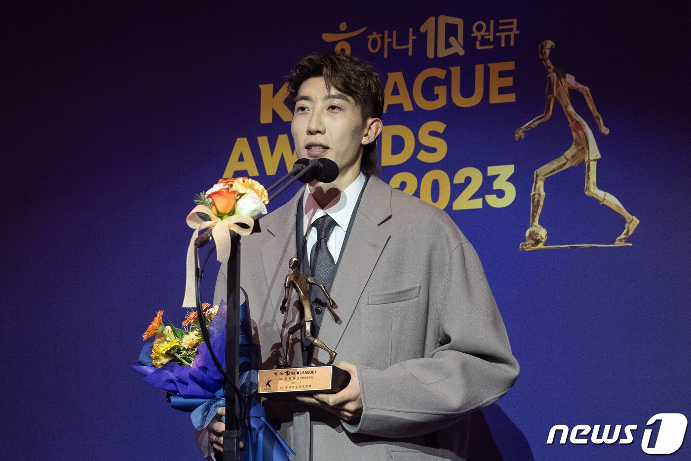 본문 이미지 - 울산현대 조현우가 4일 서울 송파구 롯데호텔월드에서 열린 '2023 하나원큐 K리그 대상 시상식'에서 K리그1 골키퍼 부문 베스트11을 수상한 후 수상소감을 밝히고 있다. 2023.12.4/뉴스1 ⓒ News1 유승관 기자
