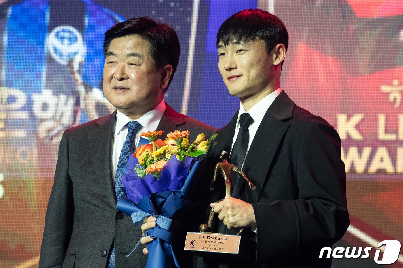 본문 이미지 - 울산현대 엄원상이 4일 서울 송파구 롯데호텔월드에서 열린 '2023 하나원큐 K리그 대상 시상식'에서 K리그1 미드필더(MF) 부문 베스트11을 수상한 후 기념 촬영을 하고 있다. 2023.12.4/뉴스1 ⓒ News1 유승관 기자