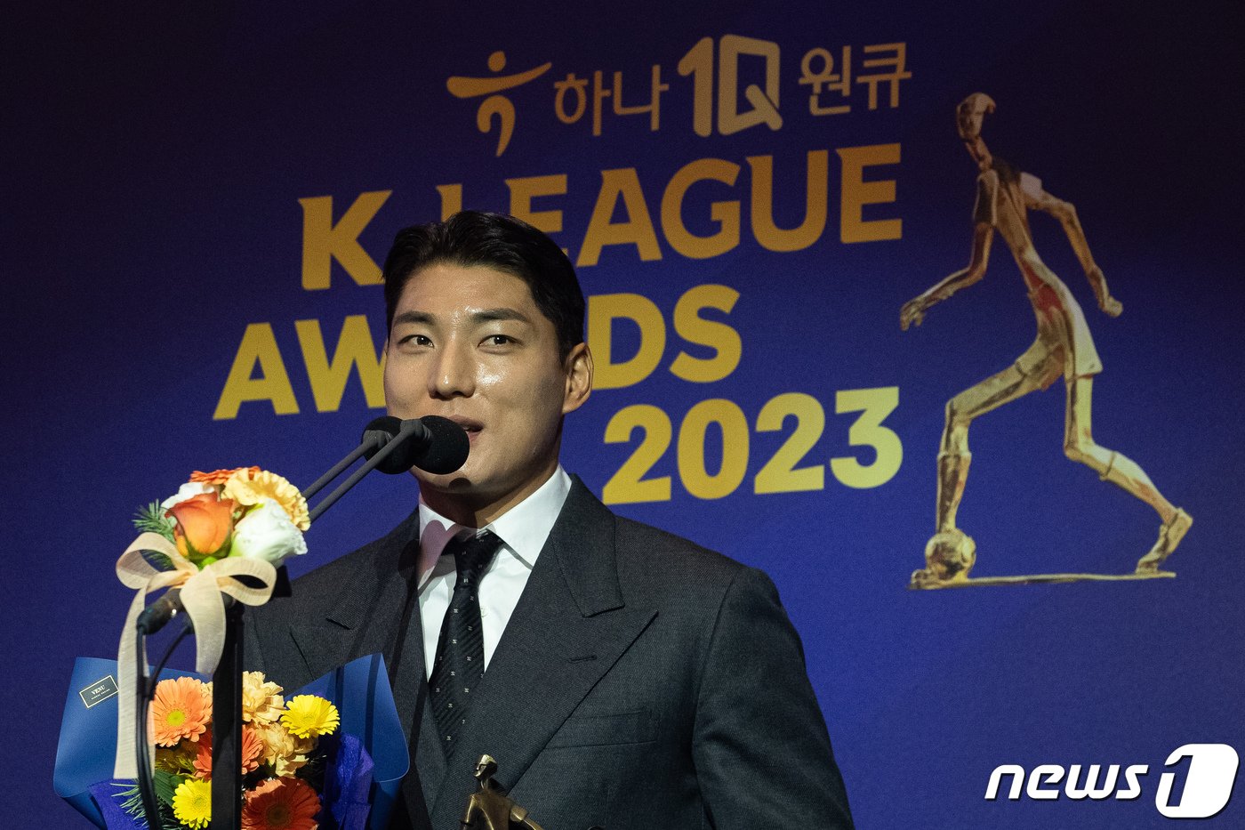 본문 이미지 - 울산현대 주민규가 4일 서울 송파구 롯데호텔월드에서 열린 '2023 하나원큐 K리그 대상 시상식'에서 K리그1 공격수(FW) 부문 베스트11을 수상한 후 수상소감을 밝히고 있다. 2023.12.4/뉴스1 ⓒ News1 유승관 기자