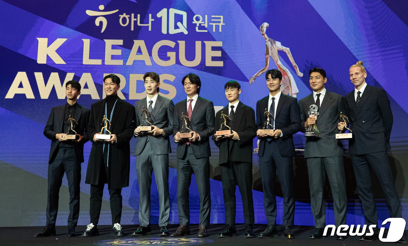 본문 이미지 - K리그1 MVP를 수상한 울산현대 김영권(왼쪽 두 번째)과 홍명보 감독(감독상, 왼쪽 네 번째)을 비롯한 울산현대 선수들이 4일 서울 송파구 롯데호텔월드에서 열린 '2023 하나원큐 K리그 대상 시상식'을 마친 후 포즈를 취하고 있다. 2023.12.4/뉴스1 ⓒ News1 유승관 기자